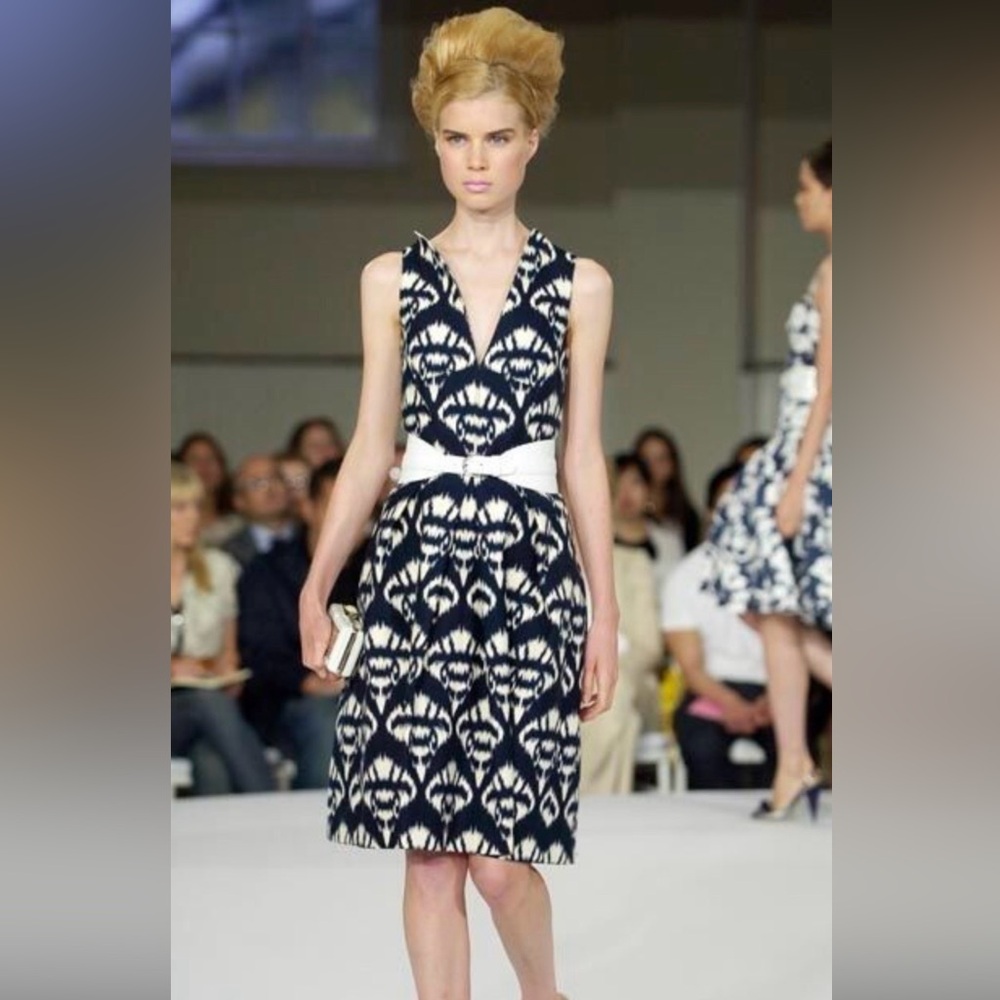 New Runway  $2900 Oscar De La Renta Navy Beige Cotton Dress. Made in Italy.